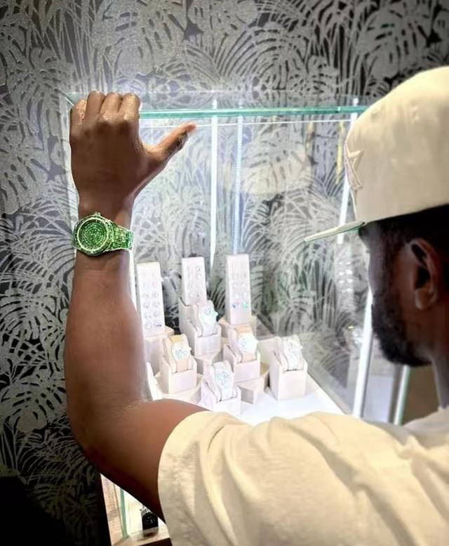成为首位拥有全套Avi豪表的人士马竞合作伙伴梅威瑟花费712万元(图2)