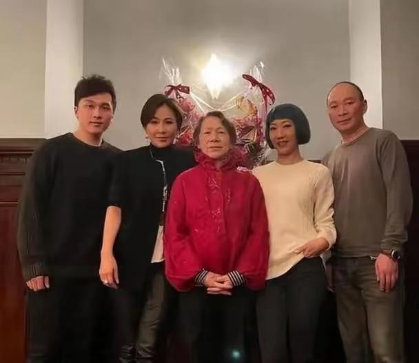 老家头发花白、没戴翡翠80岁的她很平和凯发K8国际娱乐刘嘉玲妈妈独自回广西