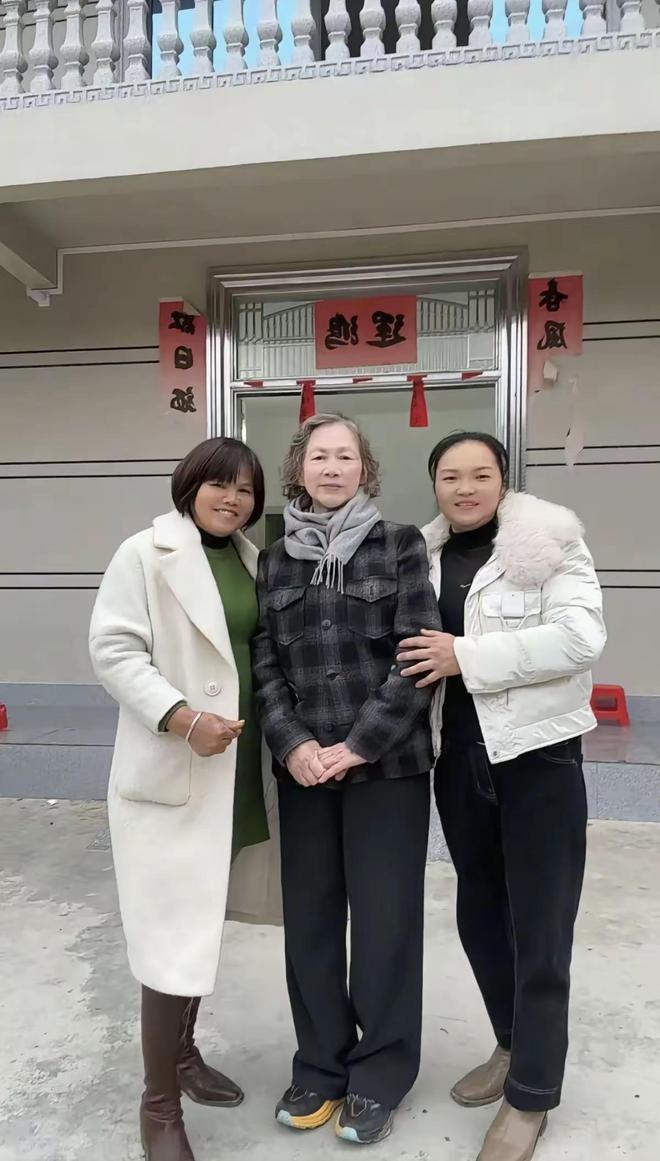 老家头发花白、没戴翡翠80岁的她很平和凯发K8国际娱乐刘嘉玲妈妈独自回广西(图3)