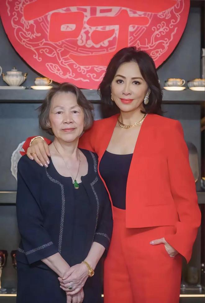 老家头发花白、没戴翡翠80岁的她很平和凯发K8国际娱乐刘嘉玲妈妈独自回广西(图2)