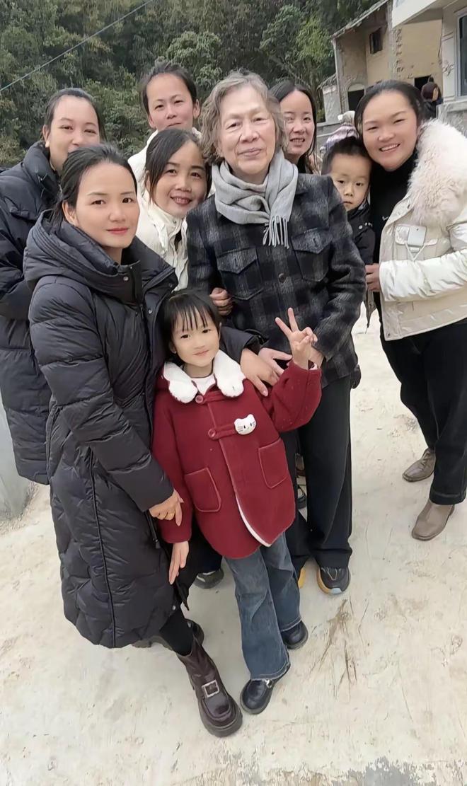 老家头发花白、没戴翡翠80岁的她很平和凯发K8国际娱乐刘嘉玲妈妈独自回广西(图7)