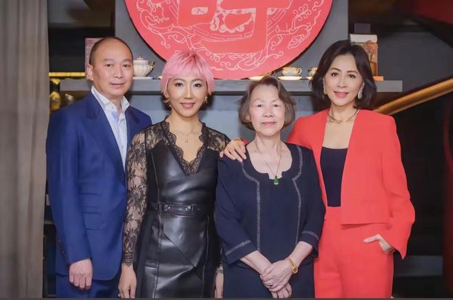 老家头发花白、没戴翡翠80岁的她很平和凯发K8国际娱乐刘嘉玲妈妈独自回广西(图9)