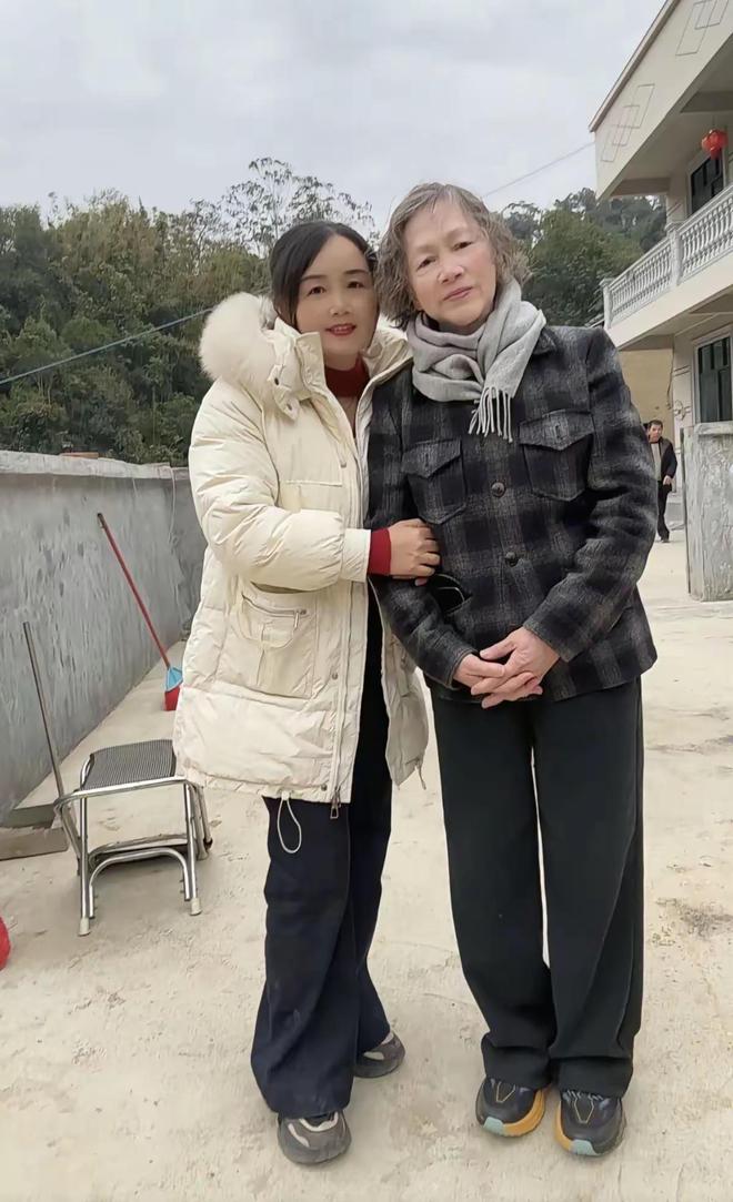 老家头发花白、没戴翡翠80岁的她很平和凯发K8国际娱乐刘嘉玲妈妈独自回广西(图13)