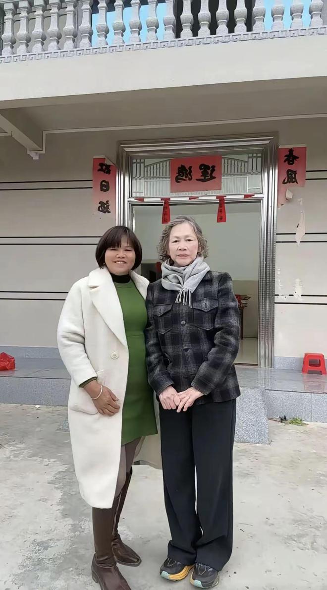 老家头发花白、没戴翡翠80岁的她很平和凯发K8国际娱乐刘嘉玲妈妈独自回广西(图10)